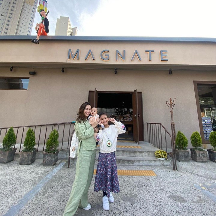 <p>Kafe yang dikunjungi ini memang istimewa, terutama bagi para penggermar BTS. Bukan tanpa alasan, ini karena tempat tersebut merupakan milik ayah Jimin BTS, Bunda. (Foto: Instagram @ayutingting92)<br /><br /><br /></p>
