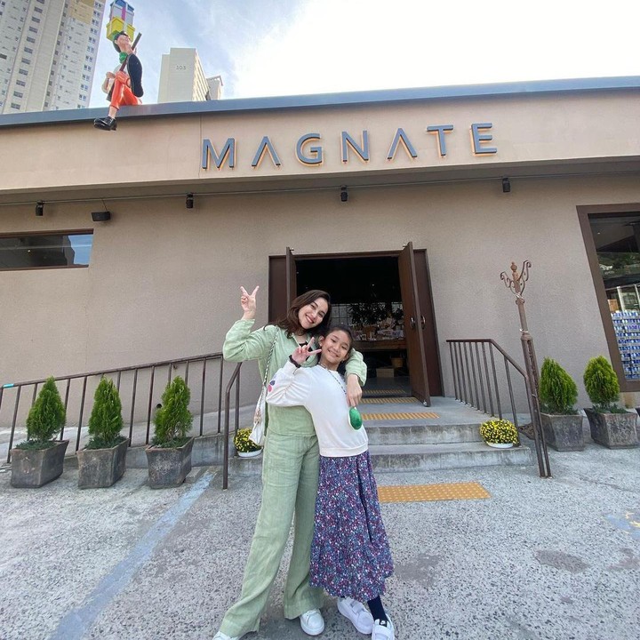 <p>Tak sendirian, Ayu turut mengajak serta putri semata wayangnya, Bilqis Khumairah Razak. Dari potret yang diunggah, keduanya mengunjungi sebuah kafe di kota Busan. (Foto: Instagram @ayutingting92)<br /><br /><br /></p>