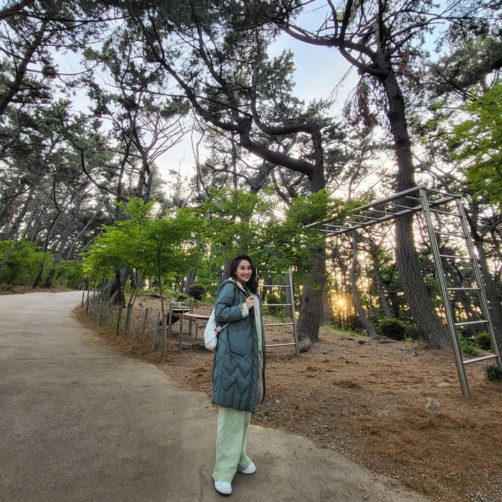 <p>Ayu Ting Ting kembali berlibur ke Korea Selatan nih, Bunda. Melalui akun Instagram pribadi, wanita kelahiran 30 tahun silam ini membagikan potret-potret keseruannya di sana, nih. (Foto: Instagram @ayutingting92)<br /><br /><br /></p>