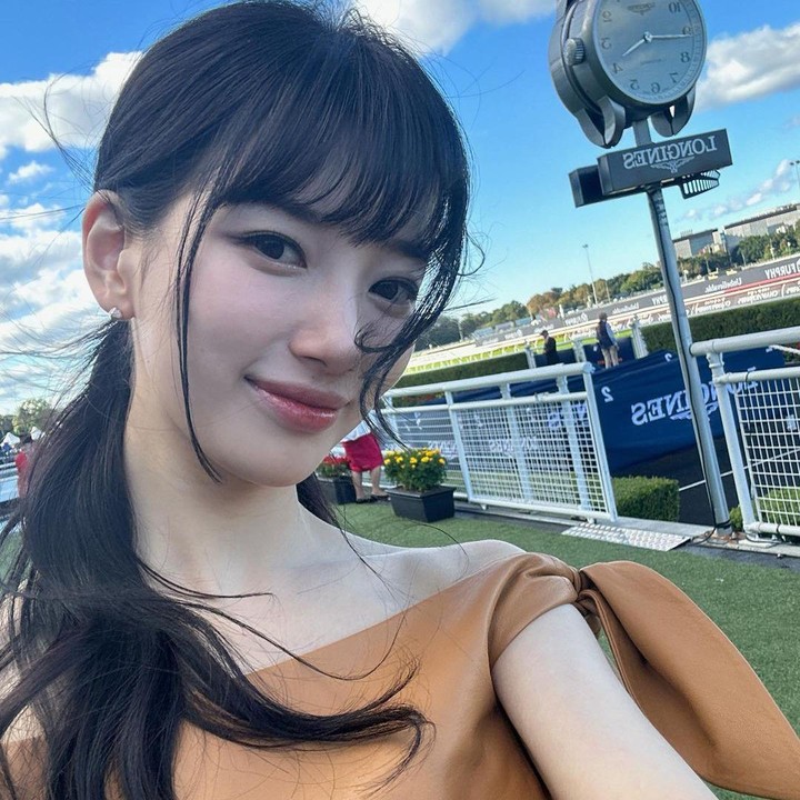 <p>Bae Suzy juga terhitung sering masuk nominasi dan berhasil menjadi pemenang. Dalam ajang Baeksang Arts Awards, ia membawa pulang penghargaan <em>Most Popular Actress TV</em> dalam drama<em> While You Were Sleeping</em>. (Foto: Instagram @skuukzky)  <br /><br />  </p>