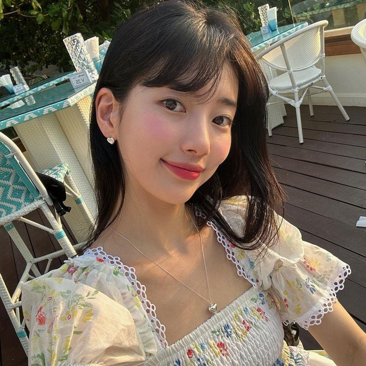 <p>Bae Su Ji atau yang lebih dikenal Bae Suzy merupakan seorang penyanyi, aktris, MC, dan model terkenal asal Korea Selatan, Bunda. Ia lahir di Gwangju pada 10 Oktober 1994. (Foto: Instagram @skuukzky)    </p>
