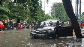 Banjir Surabaya Akibat Tanggul Jebol, Banyak Kendaraan Mogok