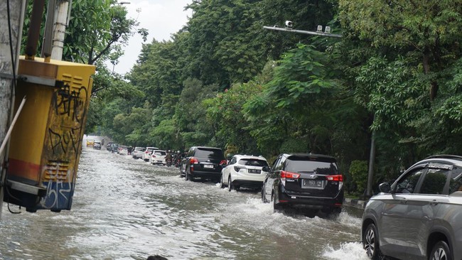 Wali Kota Surabaya Eri Cahyadi meminta maaf atas banjir yang melanda sejumlah kawasan, khususnya di Jalan Mayjen Sungkono.