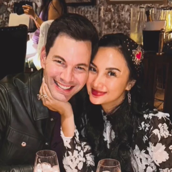 <p>Kekasih Tata Cahyani juga menggeluti bidang fashion sebagai model lho, Bunda. Ia telah menjadi model sejak 1997 silam. Sebelumnya, Bobby Tonelli pernah aktif sebagai pemain <em>baseball.</em> (Foto: Instagram @btonelli @tatacahyani)</p>