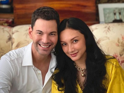 7 Potret Tata Cahyani dengan Kekasih Bule Aktor Hollywood, Makin Mesra