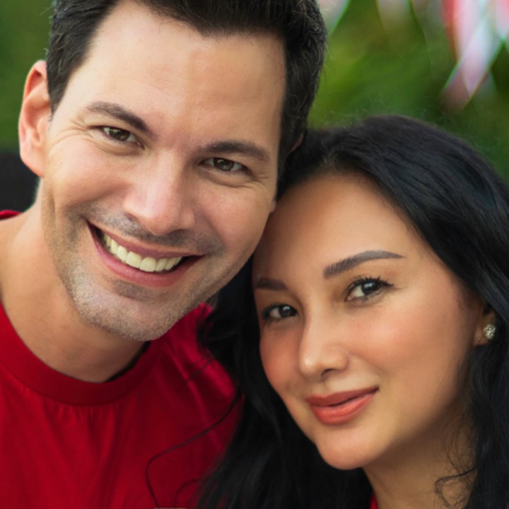 <p>Bobby Tonelli dikenal sebagai artis Hollywood yang telah debut sejak 1999 silam. Beberapa acara TV yang pernah ia bawakan yaitu <em>Celebrity Car Wars</em> dan <em>Asian Academy Creative Awards.</em> (Foto: Instagram @btonelli @tatacahyani)</p>