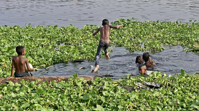 Warga miskin di ibu kota Bangladesh, Dhaka, yang paling menderita merasakan gelombang panas ekstrem.