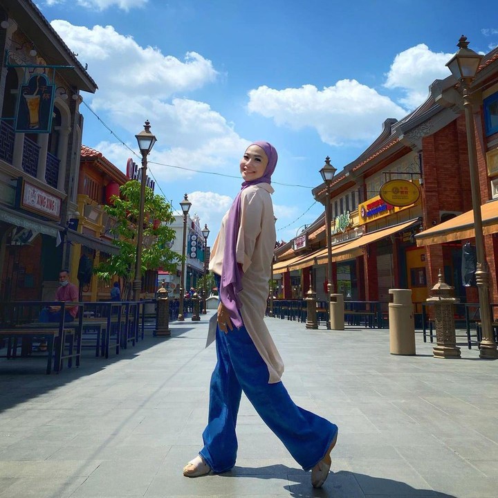 <p>Feni Rose juga tampil <em>stylish,</em> nih, Bunda. Padu-padan baju pilihannya selalu membuatnya tampak modis dan awet muda. (Foto: Instagram@fenirose)</p>
