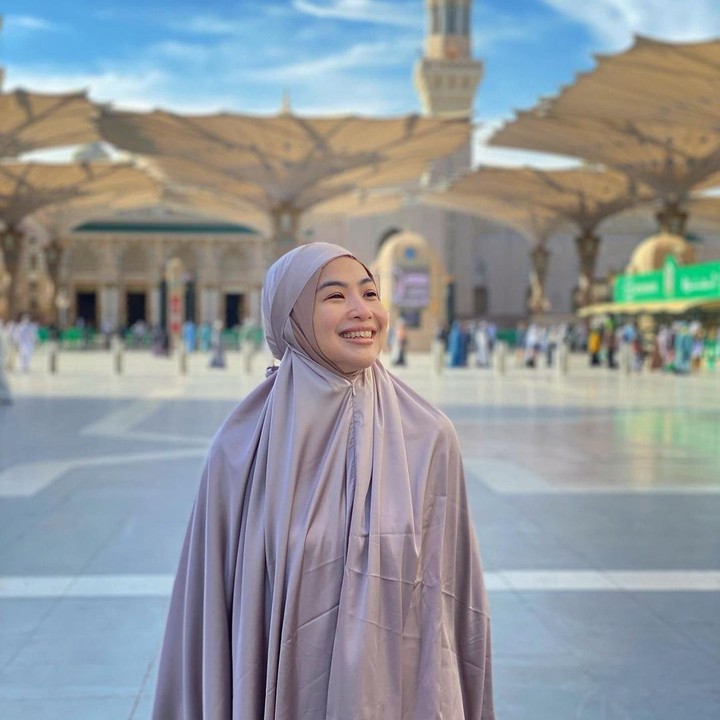 <p>Akan tetapi, bukan hanya selama perjalanan ibadah saja wanita 49 tahun ini mengenakan hijab, sepulangnya umrah pun Feni Rose tetap mengenakan busana berhijab. (Foto: Instagram@fenirose)</p>