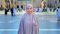 <p>Pada awal bulan Maret tahun ini, Feni Rose diketahui baru saja menjalani ibadah umrah ke Tanah Suci bersama keluarganya, Bunda. Selama perjalanan di sana, Feni tampak cantik mengenakan busana Muslim lengkap dengan hijabnya. (Foto: Instagram@fenirose)</p>