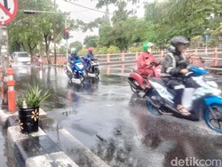 Sebagian Kawasan Kota Surabaya Diterjang Hujan Deras