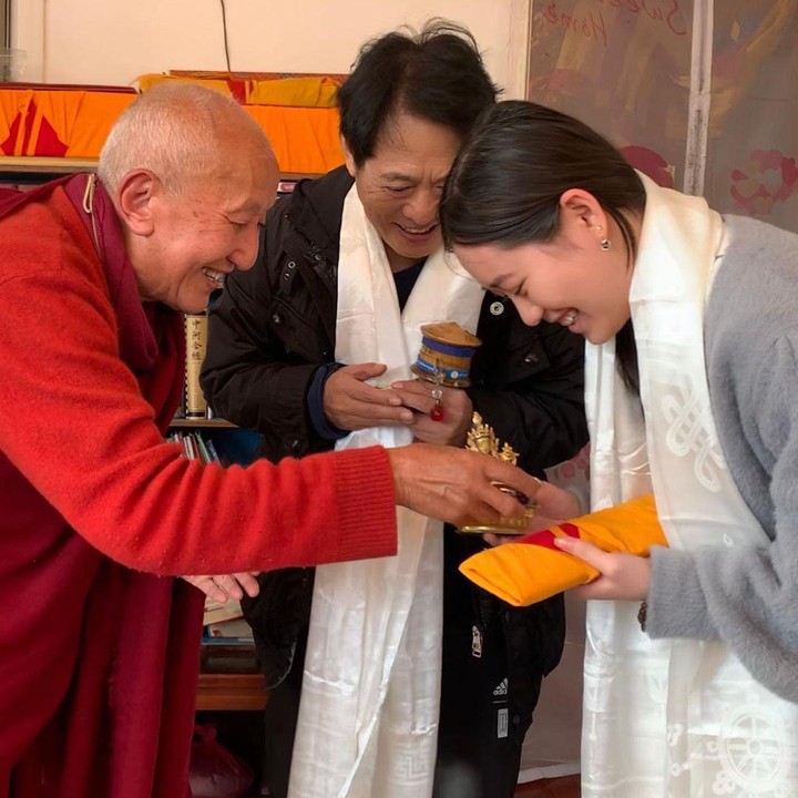 <p>Sedangkan si bungsu, Jada lahir pada tahun 2002, Bun. Kedua putri Jet Li tumbuh menjadi gadis remaja yang mencuri perhatian, nih. (Foto: Instagram _jadali_ dan @jetli)<br /><br /><br /></p>