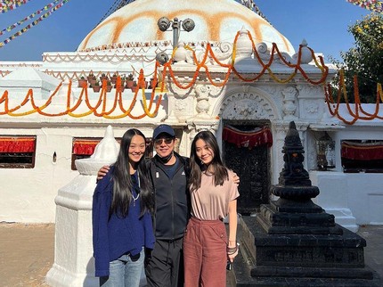 5 Potret Terbaru Jet Li dan Kedua Anak Perempuannya yang Pintar dan Cantik