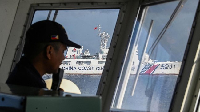 Pelaut China makin brutal hingga mengeluarkan pisau dan kapak saat bentrok dengan kapal patroli Filipina di wilayah sengketa di Laut China Selatan.