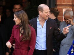 Momen Langka Pangeran William Tunjukkan Gestur Mesra ke Kate Middleton