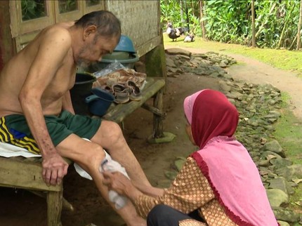 Lapangnya Hati Mak Piyah, Mengais Nafkah dari Serabutan dan Rawat Suami Lumpuh