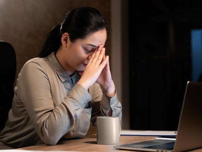 Ilustrasi seorang perempuan yang terlihat tengah emosional.