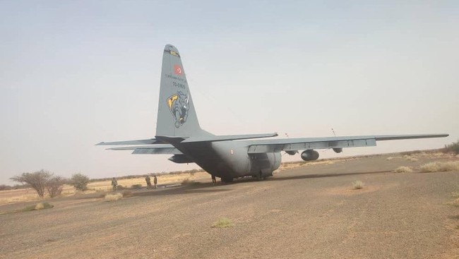 Pesawat Turki yang digunakan untuk mengevakuasi warga dari Sudan ditembaki ketika sedang mendarat di Bandara Wadi Seyidna, Khartoum, pada Jumat (28/4).