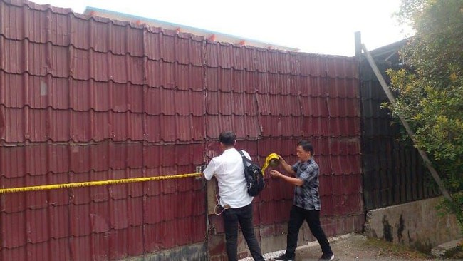 Timbun BBM Subsidi di Deli Serdang Sumut, Dua Pelaku Ditangkap Polda Sumut ungkap penimbunan BBM bersubsidi di Deli Serdang. Dua tersangka ditangkap dengan barang bukti lebih dari 1.850 liter BBM ilegal.