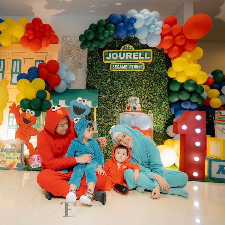 <p>Dekorasi pesta ulang tahun Jourell sangat <em>colorful</em> nih, Bunda. Tak hanya itu, terdapat pula beberapa kotak angka dan huruf, serta angka satu warna merah yang besar. (Foto: Instagram: @cutratumeyriska)</p>