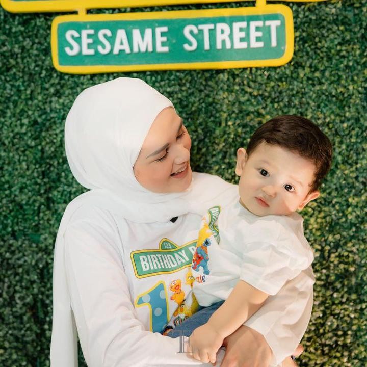 <p>"Sayangku cintaku<em> @jourellkenziedanuarta. Barakallah Fii Umrik</em>. Doa yang terbaik buat adik sayang yah. Sayang adek Jourell," tulis Cut Meyriska. (Foto: Instagram: @cutratumeyriska)</p>
