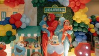 <p>Jourell anak Cut Meyriska dan Roger Danuarta baru merayakan ulang tahunnya yang pertama. Jourell dan keluarga pun berdandan sepeti karakter dalam kartun Sesame Street. (Foto: Instagram: @cutratumeyriska)</p>