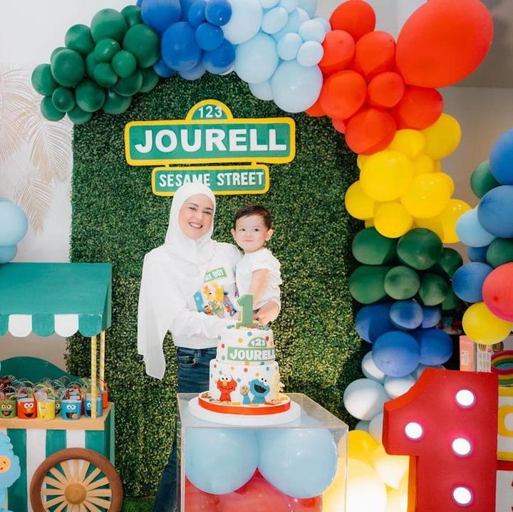 <p>"Selamat hari <em>milad</em> Jourell sayang, semoga menjadi anak yang Sholeh, jadi anak yang membanggakan orang tua, dan semoga sehat selalu <em>wish you all the best Jourell</em>," ungkap seorang netizen. "Hbd anak <em>sholeh</em>, sehat selalu dan jadi anak yang membanggakan kedua orang tua," kata netizen lainnya. (Foto: Instagram: @cutratumeyriska)</p>