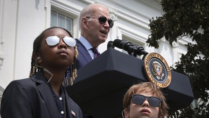Presiden AS Joe Biden bersama anak-anak yang berpakaian seperti agen Secret Service di acara Hari Bawa Anak Anda ke Tempat Kerja 27 April 2023 di Washington, DC. (Getty Images/Win McNamee)