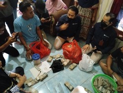 Nasib Uang Kakek Sarneli yang Kelamaan Dikekep