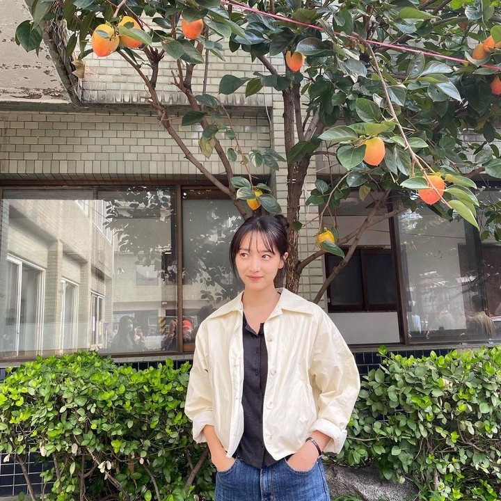 <p>Foto-foto Pyo Ye Jin ketika masih bekerja sebagai pramugari di maskapai terkenal juga sempat tersebar di media sosial. Dalam foto tersebut, ia terlihat cantik mengenakan seragam, Bunda. (Foto: Instagram @yjiinp)<br /><br /><br /></p>