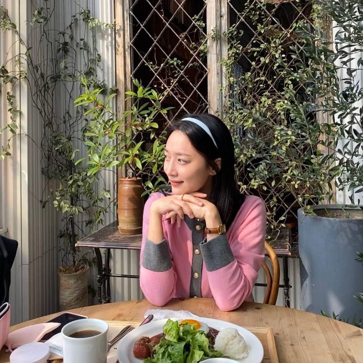 <p>Sejauh ini, sudah banyak judul drama dan film yang sudah pernah ia bintangi. Mulai dari <em>Here Comes Mr. Oh</em> hingga <em>Our Blooming Youth</em>, ia selalu meninggalkan kesan yang baik. (Foto: Instagram @yjiinp)<br /><br /><br /></p>