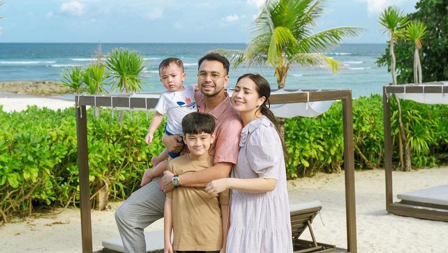 Raffi Ahmad foto bareng dengan Nagita Slavina.