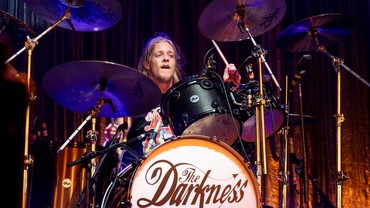 img-title Roger Taylor 'Queen' Tanggapi Rumor Sang Putra Jadi Drummer Baru Foo Fighters