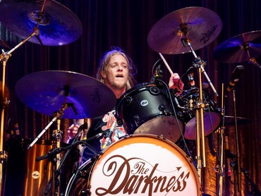 img-title Roger Taylor 'Queen' Tanggapi Rumor Sang Putra Jadi Drummer Baru Foo Fighters