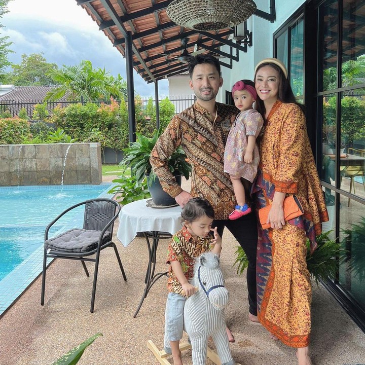 <p>Model sekaligus aktris Whulandary Herman kini tinggal di Malaysia bersama suaminya, Nik Ibrahim dan kedua anak mereka. Pasangan ini sudah membangun keluarga sejak 2018 lalu dan tinggal di rumah mereka yang nyaman di Negeri Jiran. (Foto: Instagram @whulandary)</p>