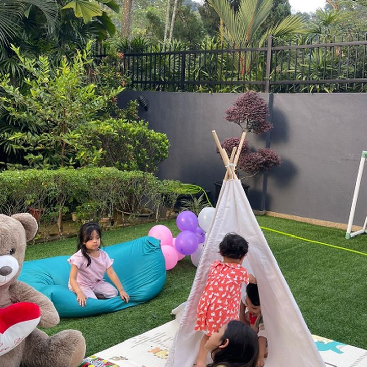 <p>Halaman rumah Whulandary juga bisa disulap menjadi area bermain anak, lho. Biasanya, area ini dijadikan sebagai tempat berkumpul anak-anak ketika keluarga besar mereka datang. (Foto: Instagram @whulandary)</p>