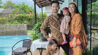 <p>Model sekaligus aktris Whulandary Herman kini tinggal di Malaysia bersama suaminya, Nik Ibrahim dan kedua anak mereka. Pasangan ini sudah membangun keluarga sejak 2018 lalu dan tinggal di rumah mereka yang nyaman di Negeri Jiran. (Foto: Instagram @whulandary)</p>