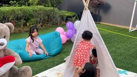 <p>Halaman rumah Whulandary juga bisa disulap menjadi area bermain anak, lho. Biasanya, area ini dijadikan sebagai tempat berkumpul anak-anak ketika keluarga besar mereka datang. (Foto: Instagram @whulandary)</p>