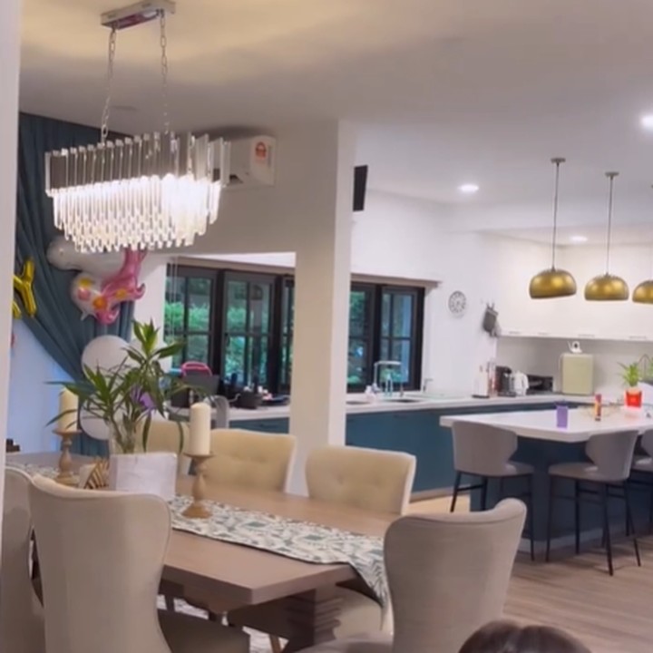 <p>Whulandary Herman dan keluarga kini tinggal di Malaysia. Melihat dari laman Instagram-nya, rumah whulan sangat cantik dan estetik dengan sentuhan putih, abu-abu, dan biru. (Foto: Instagram @whulandary)</p>