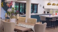 <p>Rumah mereka juga didominasi dengan unsur warna krem dan putih. Perpaduan warna tersebut membuat rumahnya terlihat simpel namun tetap hangat, ya? (Foto: Instagram @whulandary)</p>