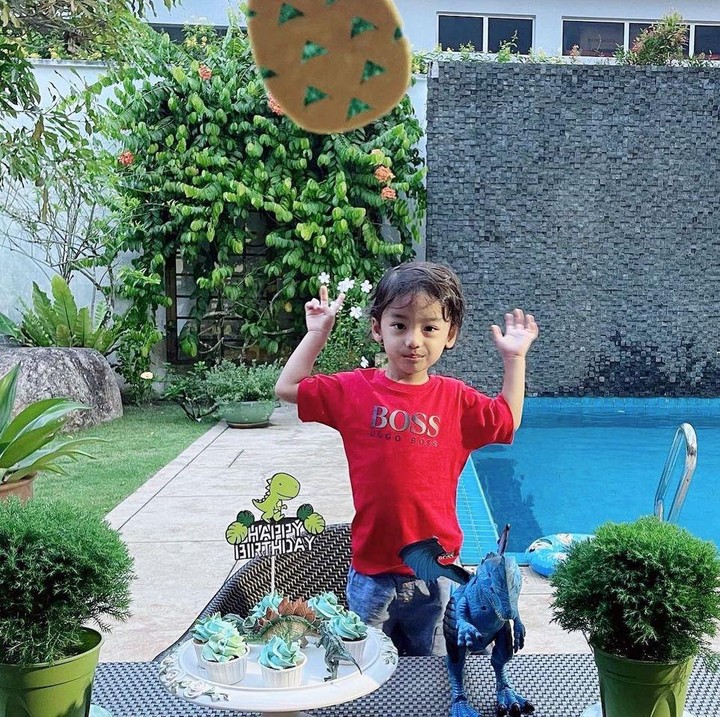 <p>Bagian halaman juga dilengkapi dengan kolam renang yang cukup luas nih, Bunda. (Foto: Instagram @whulandary)</p>
