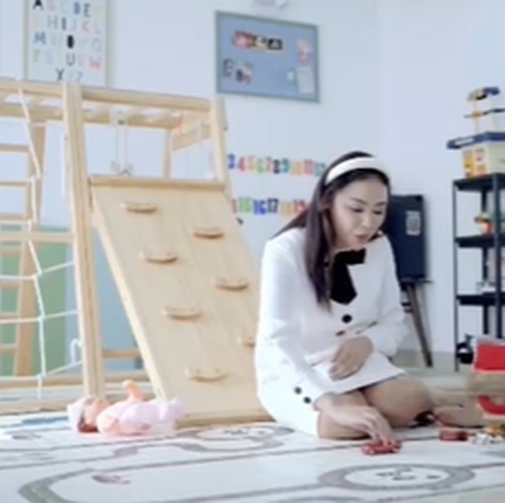 <p>Whulandary juga memiliki ruangan khusus sebagai tempat bermain kedua anaknya, Zayn dan Amilie. Playroom ini kerap dijadikan sebagai tempat favorit Si Kecil untuk berkumpul. (Foto: Instagram @whulandary)</p>