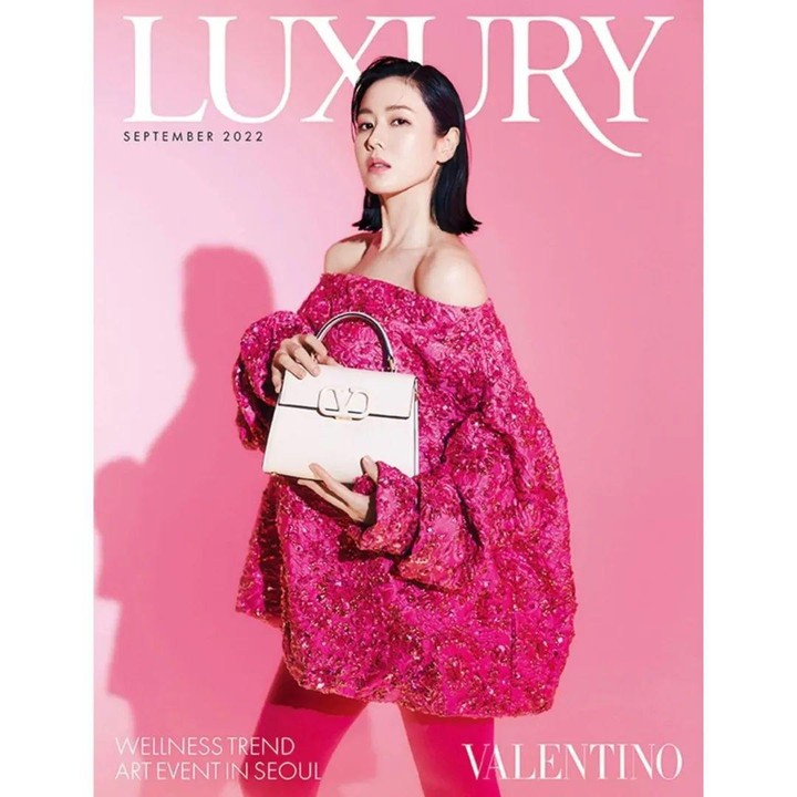 <p>Sebelum melahirkan anak pertamanya, Son Ye Jin sempat menjadi cover majalah brand ternama, Bunda. Saat itu, ia tampil chic dengan rambut pendek dan pakaian berwarna pink terang. (Foto: Instagram @luxuryeditors)</p>