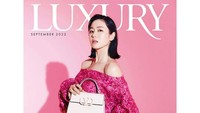<p>Sebelum melahirkan anak pertamanya, Son Ye Jin sempat menjadi cover majalah brand ternama, Bunda. Saat itu, ia tampil chic dengan rambut pendek dan pakaian berwarna pink terang. (Foto: Instagram @luxuryeditors)</p>