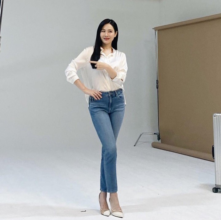 <p>Son Ye Jin mengunggah foto-foto saat dirinya menjalani pemotretan untuk brand produk kesehatan. Dalam foto-fotonya, Son Ye Jin terlihat langsing seperti sebelum menikah dan hamil. (Foto: Instagram @yejinhand)</p>