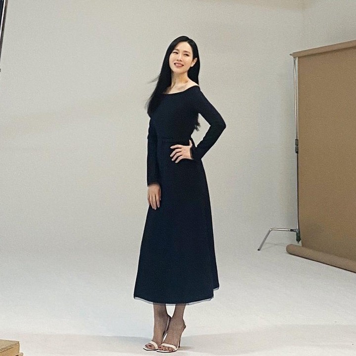 <p>Unggahan foto terbaru Son Ye Jin ini banyak menuai respons positif dari penggemar. Banyak yang merasa senang karena Bunda satu anak ini akhirnya kembali mengunggah foto. Tak sedikit pula yang memuji penampilan Son Ye Jin yang terlihat langsing usai 5 bulan melahirkan. (Foto: Instagram @yejinhand)</p>