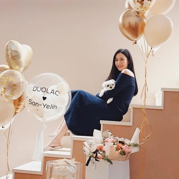 <p>Bintang drama Korea <em>Crash Landing on You,</em> Son Ye Jin, membagikan potret terbarunya usai melahirkan anak pertama pada November tahun lalu. Penampilan terbaru istri Hyun Bin ini sorotan publik, Bunda. (Foto: Instagram @yejinhand)</p>