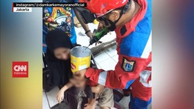 VIDEO: Viral, Kepala Balita Tersangkut di Kaleng Biskuit