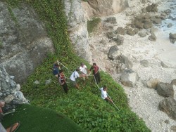 Bule Aussie Dihantam Ombak Saat Asyik Foto di Atas Karang Nusa Penida