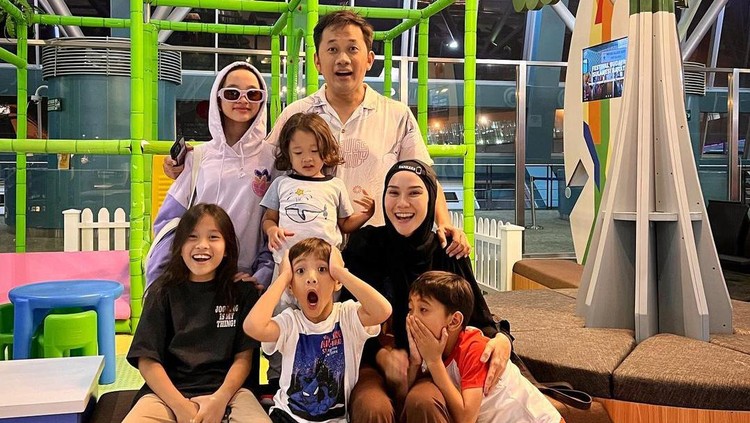Zaskia Adya Mecca Mendadak Ajak Kelima Anak ke Singapura